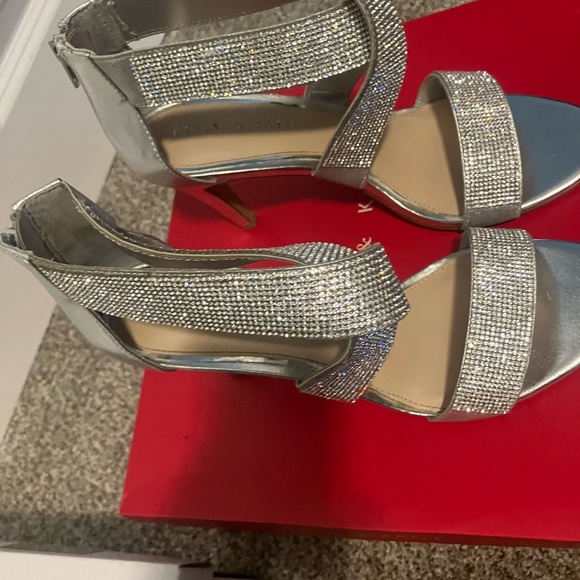 Glamorous Silver High Heels with Sparkling Design - Picture 2 of 3